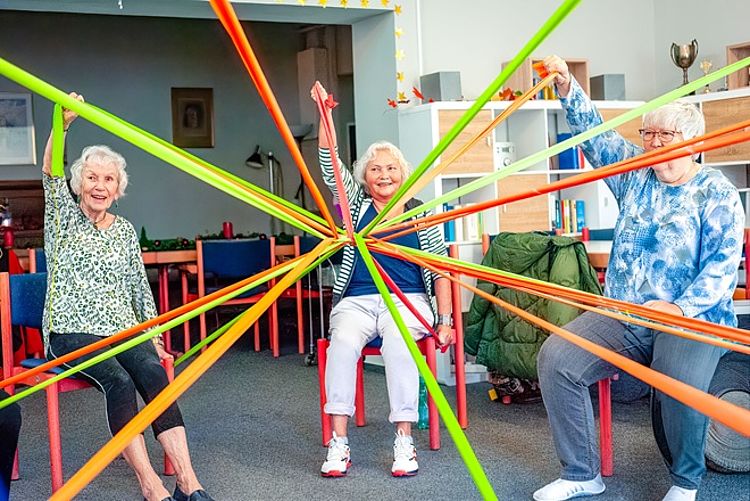 Senioren bei Fitnessübung