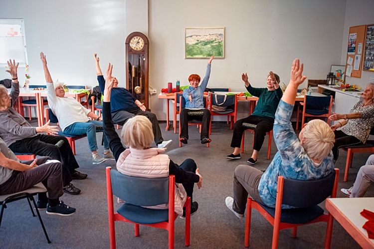 Senioren bei Fitnessübung