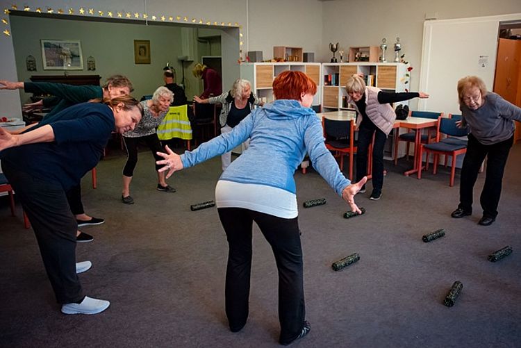 Senioren bei Fitnessübung