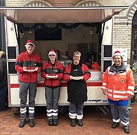 Kochteam vor Wagen