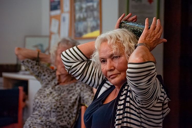 Senioren bei Fitnessübung