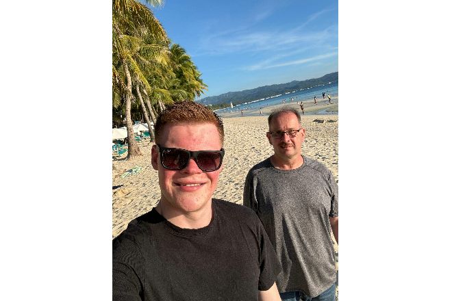 Selfie: vorne Alexander Dittmer, rechts hinter ihm Hartmut Pflantz auf Boracay Island.